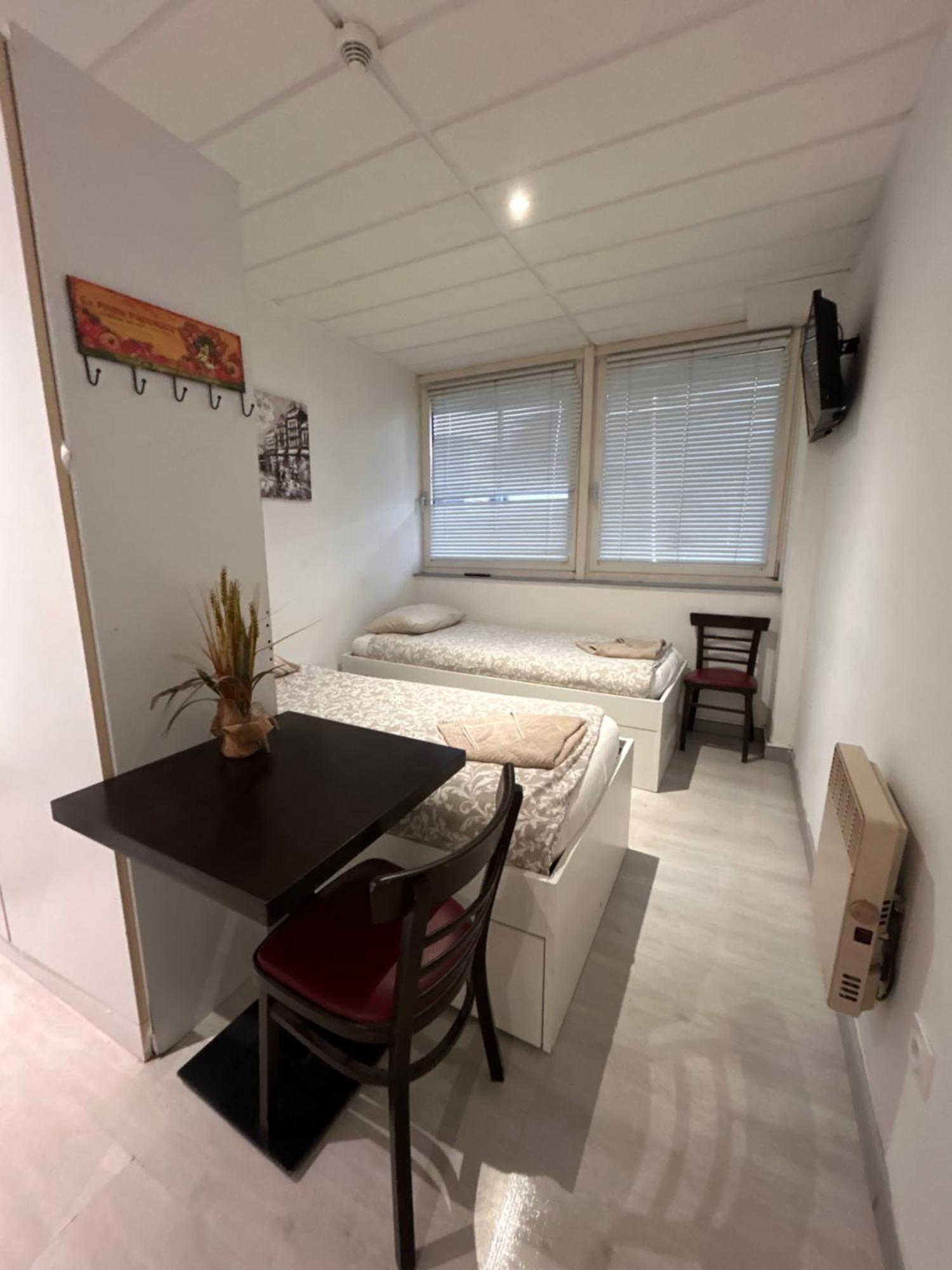 Paris Par Trains, Area, Studios Avec Salle De Bain Et Kitchenette Privees, Ou, Chambres Avec Salles Bain Et Cuisines Communes Persan Εξωτερικό φωτογραφία